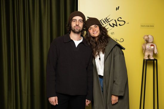 Кохана Дантеса на атмосферних фото показала, як вони з дітьми прикрасили новорічну ялинку