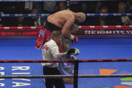 Леннокс Льюїс висловився про майбутнє Усика та Ф'юрі після перемоги українця в реванші