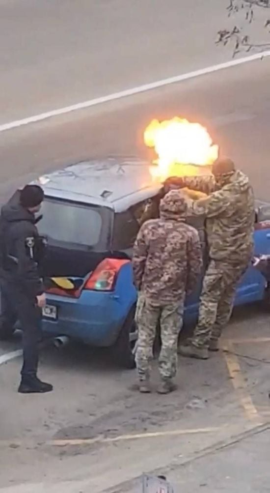 На Київщині чоловіки у військовій формі задули газом салон авто і підпалили його (відео)