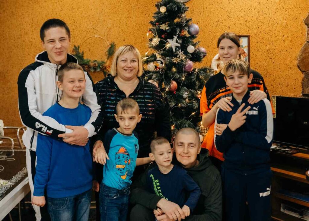 Юля Бєляєва разом з учнями придбала багатодітній сім'ї з прифронтової території будинок за 2 мільйони 100 тис. гривень Юля Бєляєва разом з учнями придбала багатодітній сім'ї з прифронтової території будинок за 2 мільйони 100 тис. гривень