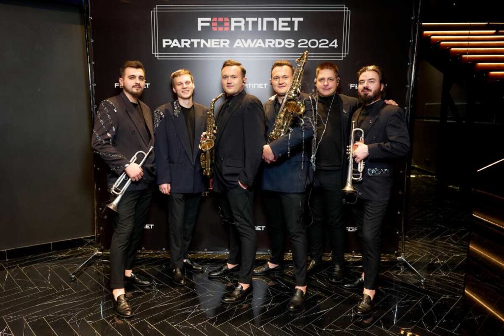 ДикоBrass презентує святковий альбом «Christmas» — різдвяні хіти у новому звучанні