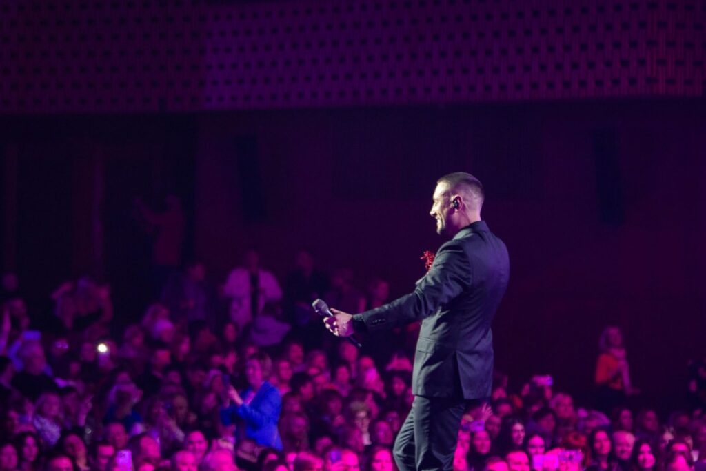 Після аншлагового концерту в “Палаці Україна” Андрій Кравченко презентує пісню “Зорі”