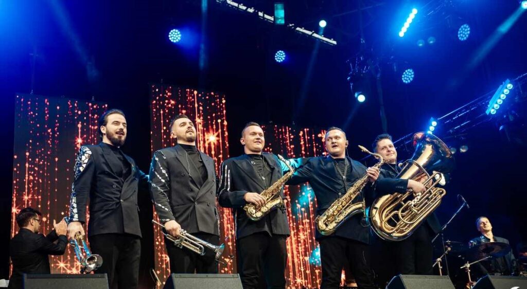 ДикоBrass презентує святковий альбом «Christmas» — різдвяні хіти у новому звучанні