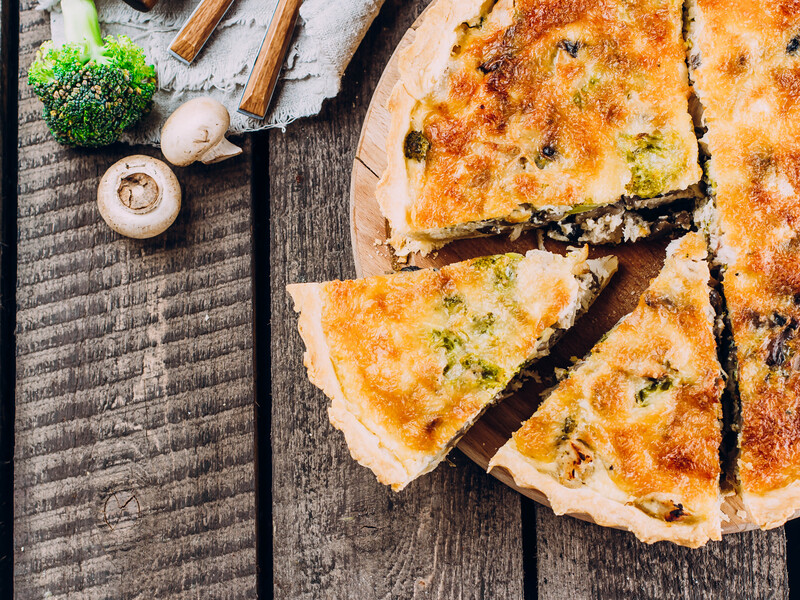 На 100 г цього пирога всього 168 ккал – рецепт йогуртового киша з куркою