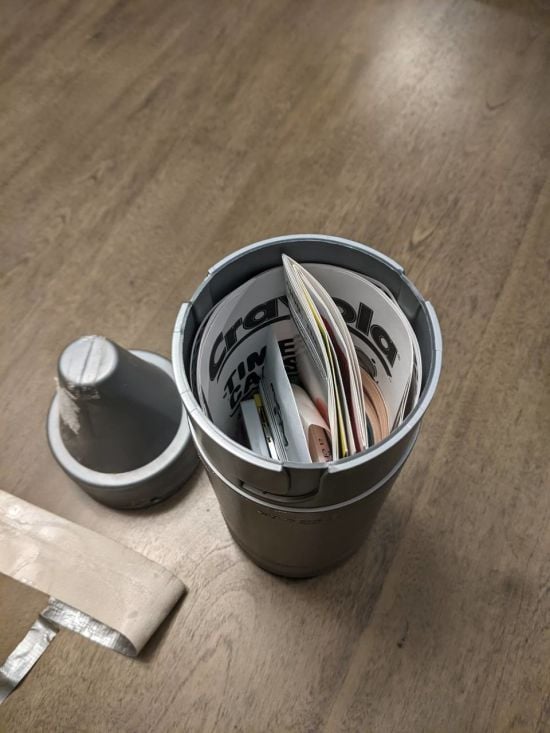 Священник відкрив капсулу часу, заховану 24 роки тому: що там було (фото)