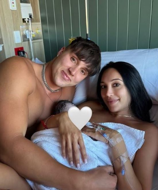 Акторка, яка вийшла заміж за зведеного брата, народила первістка: фото та історія кохання пари