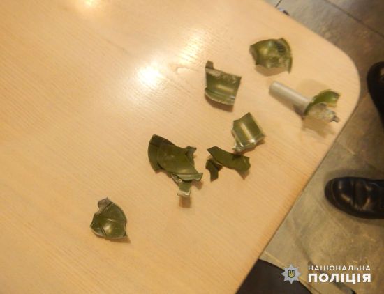 У Миколаєві чоловік посварився із персоналом і закинув у кафе страйкбольну гранату: фото