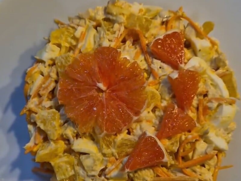 Приготуйте салат "Бешкетне курча" всього з п'яти інгредієнтів. Рецепт