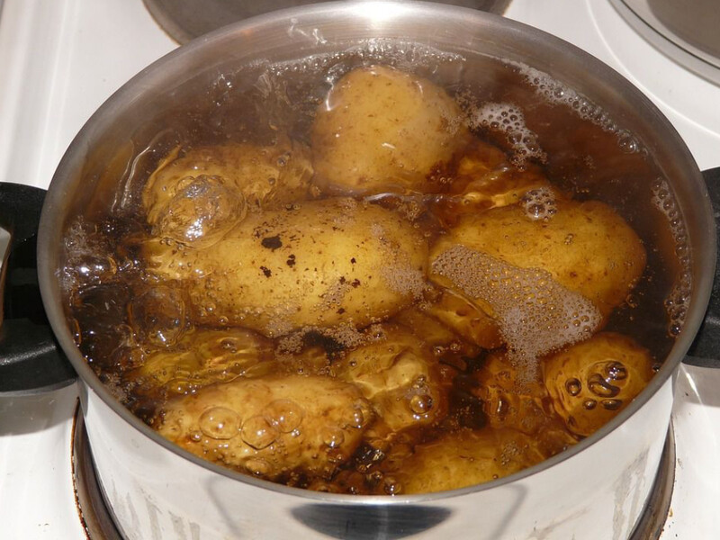 Не поспішайте зливати воду після картоплі: дізнайтеся, як перетворити її на корисне добриво