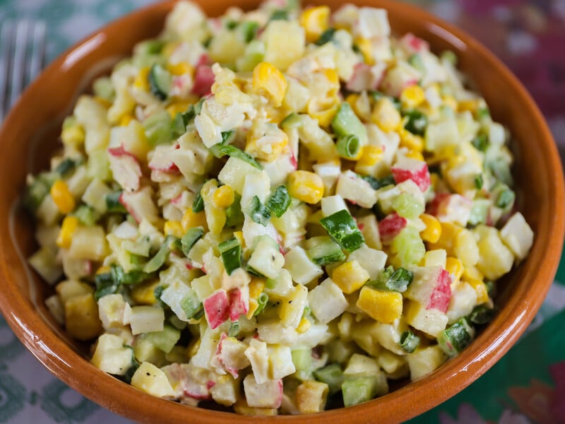 Додайте це у класичний салат із крабових паличок – і він отримає свіжий смак