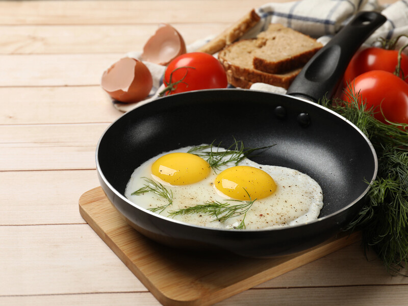 Зробіть це на "раз-два-три". Як просто перевернути яєчню. Лайфхак
