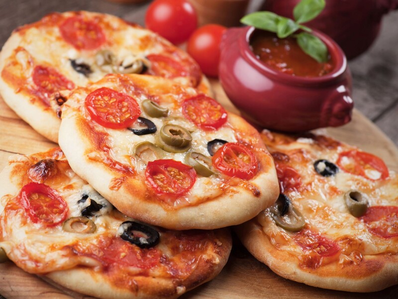 Приготуйте мініпіцу за цим рецептом – і вона стане ідеальним перекусом