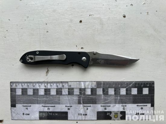 На вокзалі у Дніпрі чоловік наніс ножове поранення поліцейському: подробиці