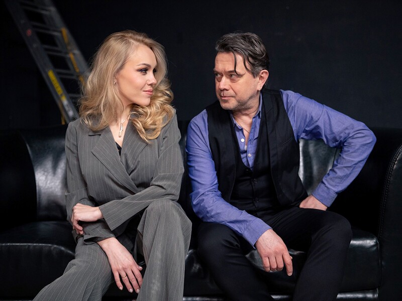 "Дай собі мене". Остап Ступка зіграв психолога в новому кліпі Олени Тополі. Відео