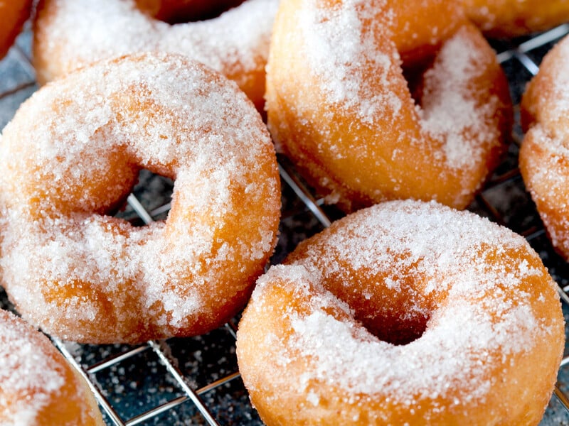 Пончики за цим рецептом готувати швидко, а вийдуть вони ніжними й пухкими