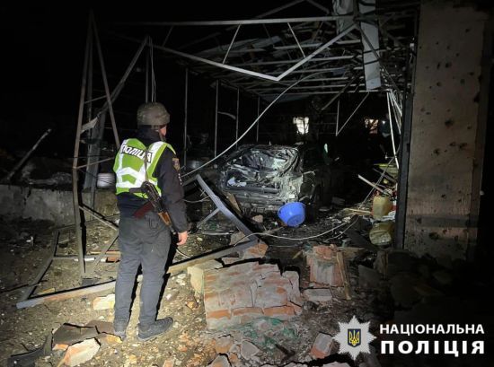 Пошкоджені будинки та автомобілі: на Київщині фіксують наслідки нічної атаки (фото)