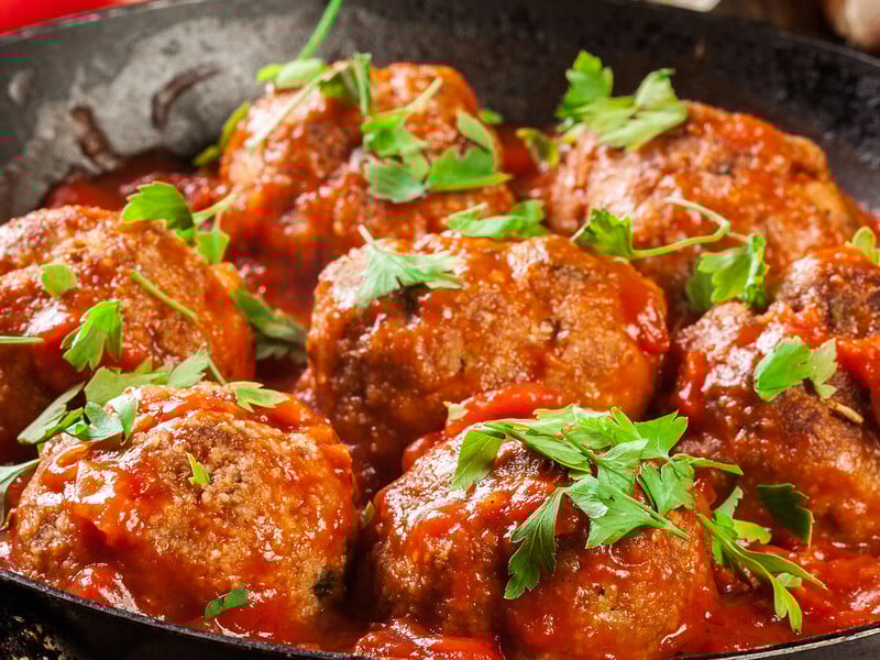 Приготуйте смачні фрикадельки у вершковому соусі за цим рецептом