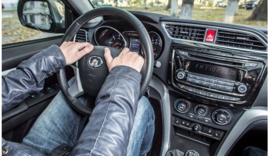 Чому за кермом слід знімати головний убір — пояснення досвідченого водія