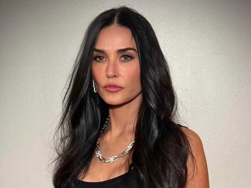 62-річна Мур "вразила неймовірно молодим виглядом" на червоній доріжці "Золотого глобуса". Фото