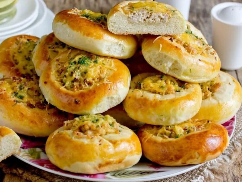 Ще гарячі булочки з м'ясом посипте тертим сиром – рецепт на 20 пампушок