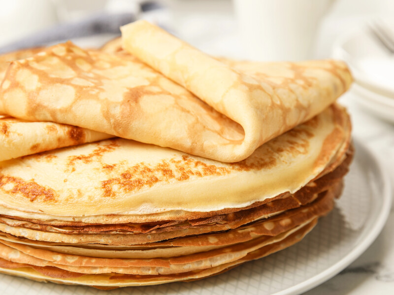 Через цей інгредієнт млинці виходять сухими й жорсткими. Лайфхак, як приготувати ніжне тісто