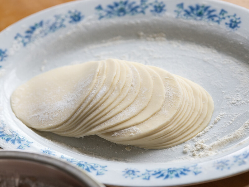 У воду додайте жовтки й олію – і вийде тісто на вареники: пластичне, тоненьке й не розвариться