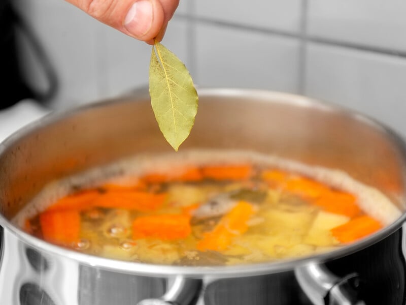Не додавайте лавровий лист у ці страви – їхній смак стане лише гіршим