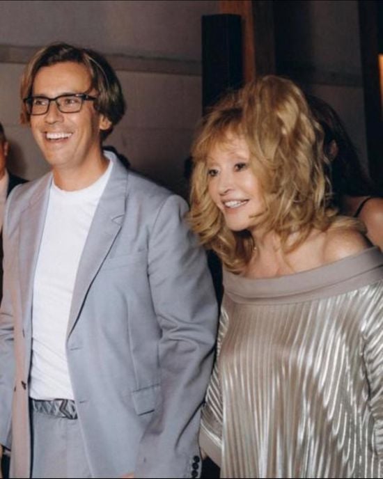 Чоловік Алли Пугачової показав її вигляд на свіжому фото у стильному образі з краваткою