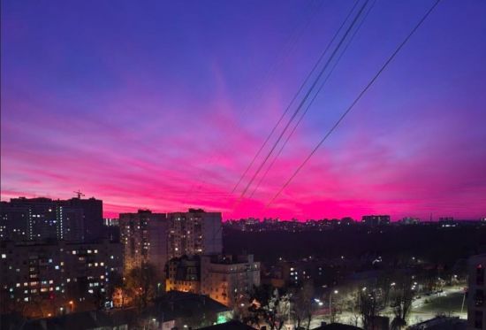 Пурпурове небо над Україною: метеорологи пояснили мальовниче явище (фото)