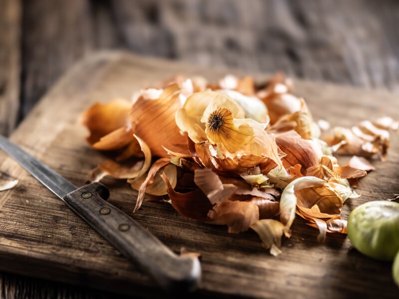 Від фарбування волосся до боротьби зі шкідниками: сім секретів застосування цибулевого лушпиння