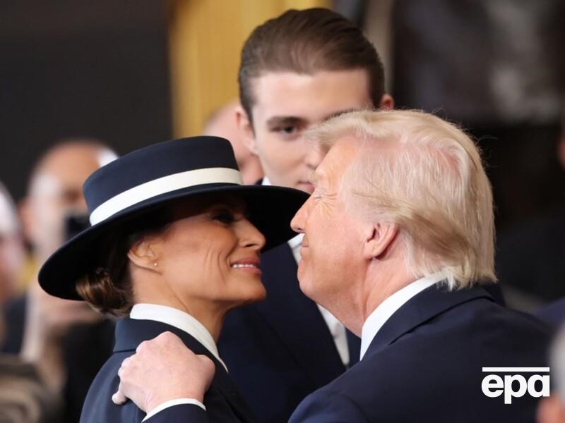 Трамп під час інавгурації намагався поцілувати дружину в губи, але не зміг. Відео