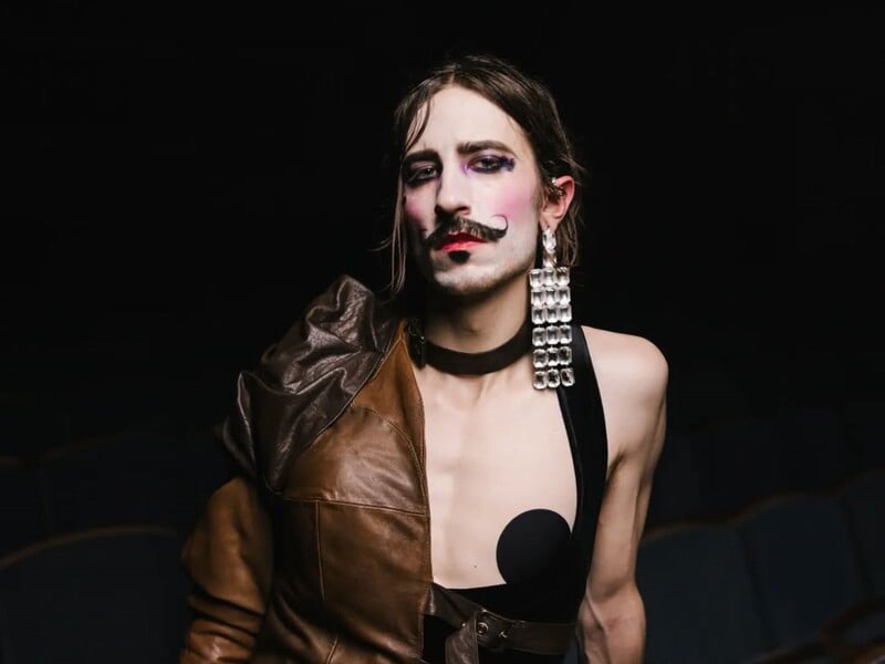 "Іноземці почали вчити українську". Зірка "Кабаре" розповів про популярність вистави