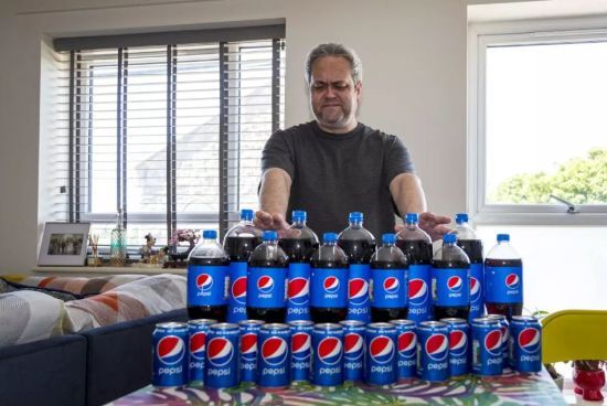 Чоловік протягом 20 років щодня випивав 10 літрів пепсі: що сталося з його організмом (фото)