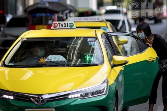 Безпілотне таксі "захопило" пасажира: чоловік пропустив рейс через збій у авто