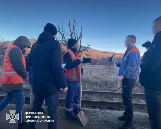 На Закарпатті чоловіки у формі залізничників намагались перетнути кордон