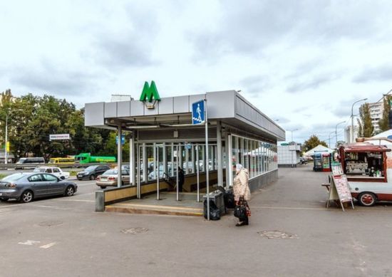 Ще одна смерть біля метро у Києві: що відомо про загиблу