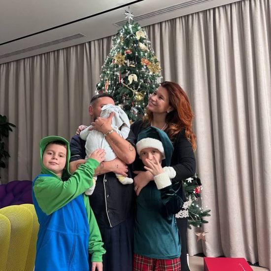 Дмитро Монатік замилував фото з новонародженим синочком у візочку