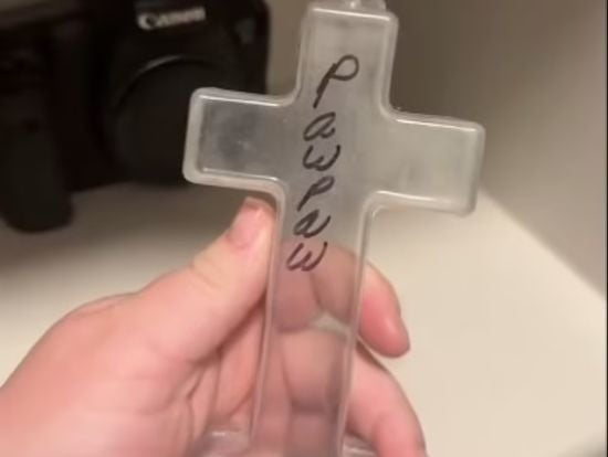 Маленькі діти випадково з’їли прах свого прадіда