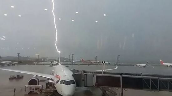 Блискавка влучила в літак перед вильотом з аеропорту – відео