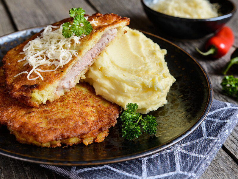 Соковиті всередині, але з легкою, хрусткою скоринкою – рецепт відбивних у духовці