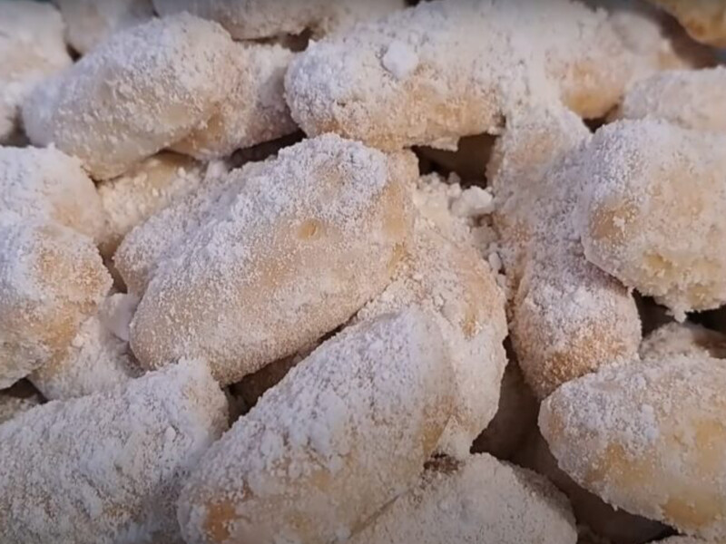 "Аромат затишку й тепла" – приготуйте ванільне печиво "Сніжок" без яєць, дріжджів і розпушувача