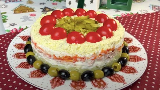 Святковий салат з тунцем та оливками: проста страва, яка здивує гостей своїм смаком