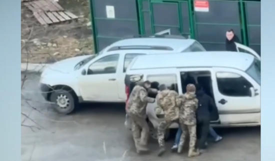 "Пакували" до буса і били по ногах: Львівський ТЦК відреагував на скандальне відео з "бусифікацією" "Пакували" до буса і били по ногах: Львівський ТЦК відреагував на скандальне відео з "бусифікацією"