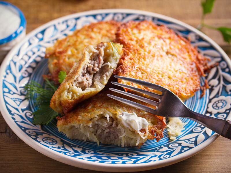 На картопляний шар покладіть м'ясну начинку – і вийдуть деруни з м'ясом
