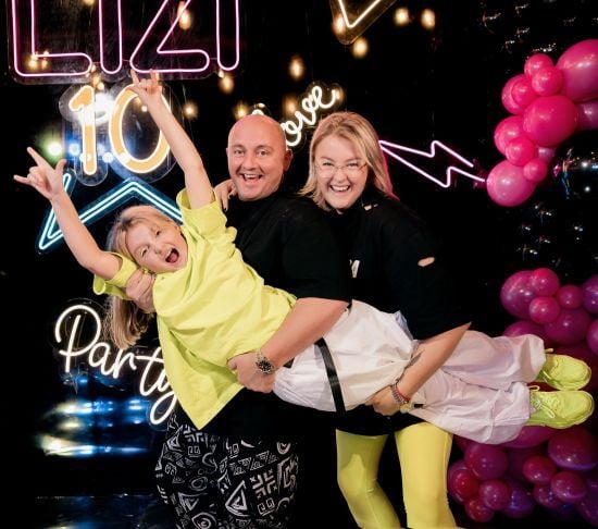 Юрій Ткач на милих кадрах показав, як із дружиною та 9-річною донькою відпочиває в Карпатах