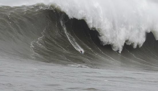 Серфер підкорив гігантську 32-метрову хвилю – фото