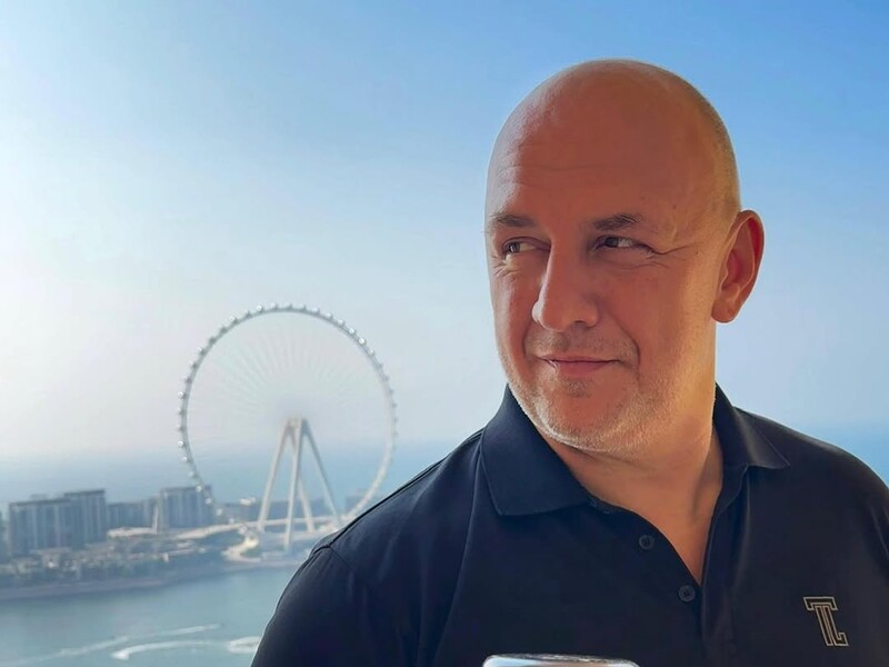 Потап знявся в одязі із символікою прапора країни, до якої вирушив