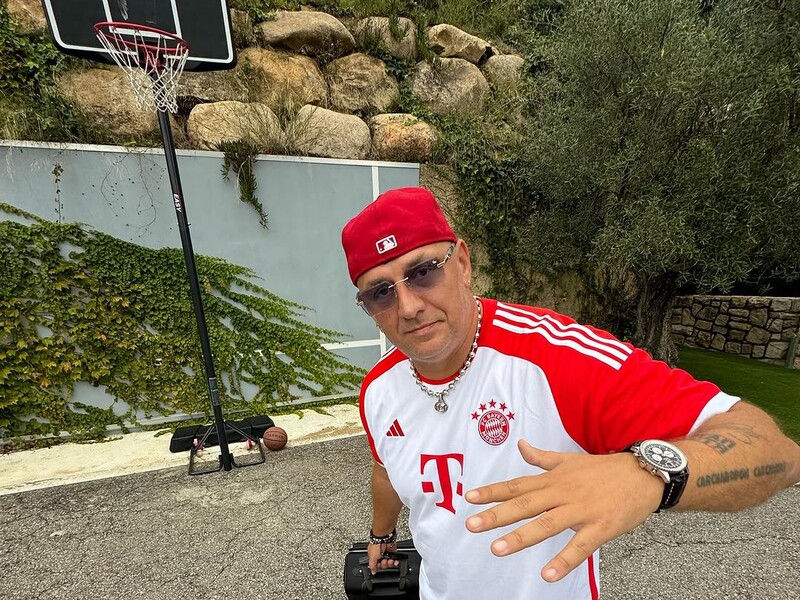 "Слов'янська гра". Потап в Іспанії влаштував вуличну виставу з тушкою кальмара