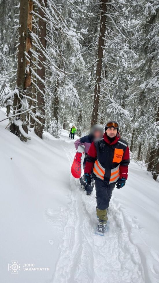 В Карпатах врятували чотирьох сноубордистів, які заблукали у горах (фото)