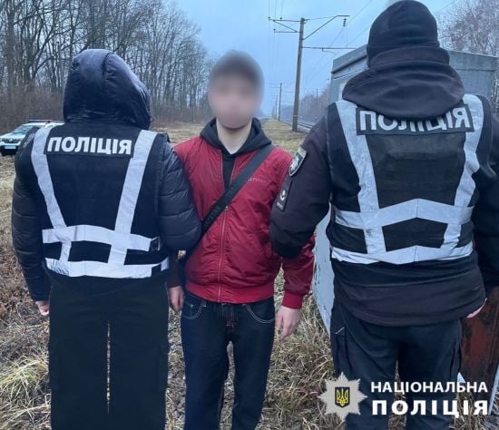 Під Києвом 18-річний хлопець на замовлення кураторів із РФ підпалив релейну шафу на залізниці: деталі, фото